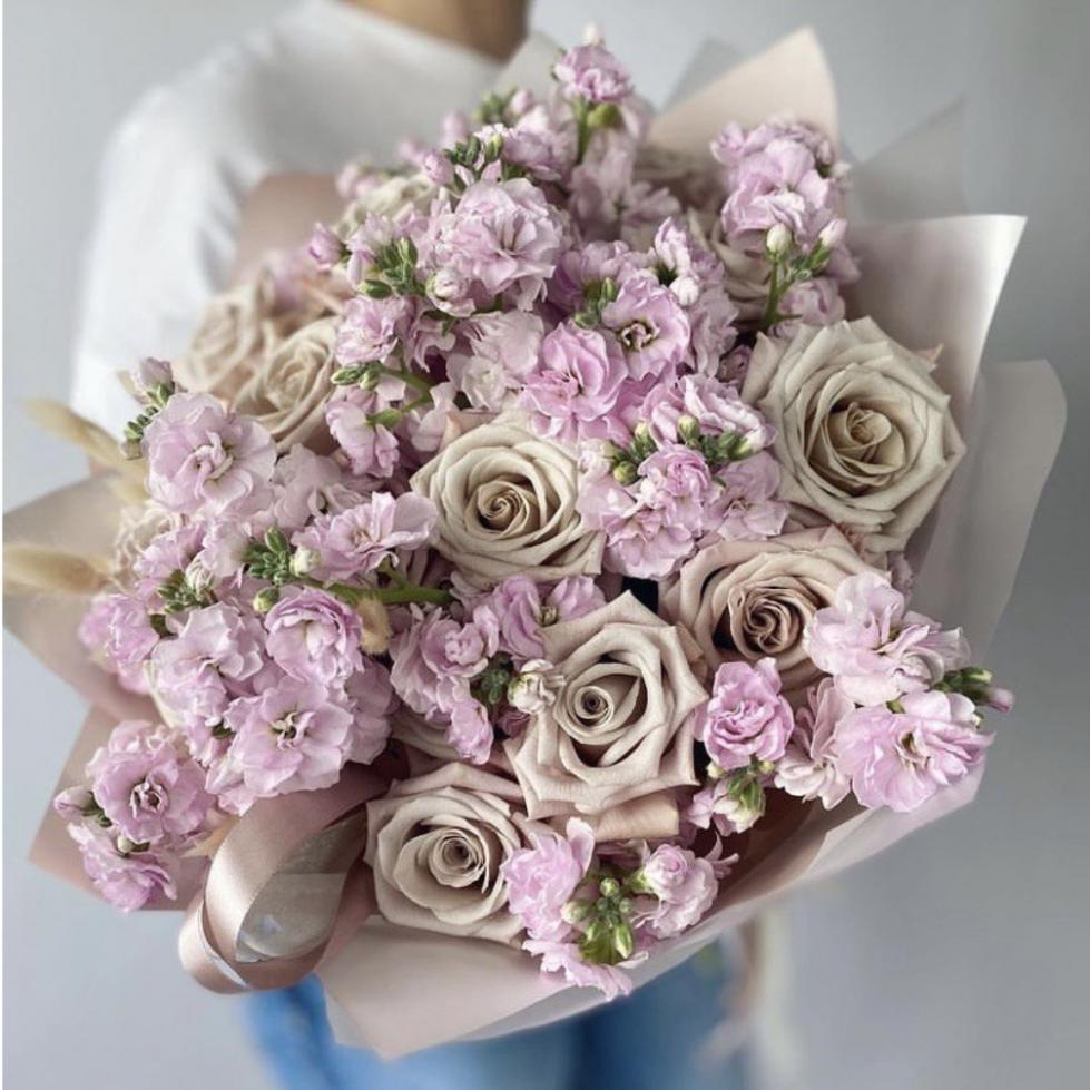 Кремовые розы и розовая матиолла